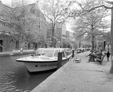 884868 Afbeelding van de rondvaartbouw 'Karel Schuttevaer' van Rederij Schuttevaer, bij de aanlegplaats tussen de ...